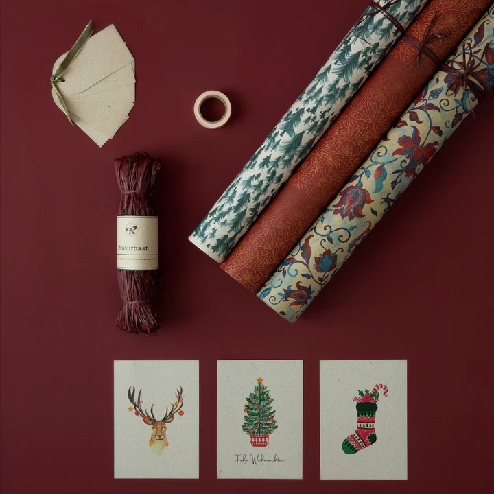 Set für Weihnachten aus Geschenkpapier, Geschenkband, Grußkarten, Geschenkanhänger und Klebeband